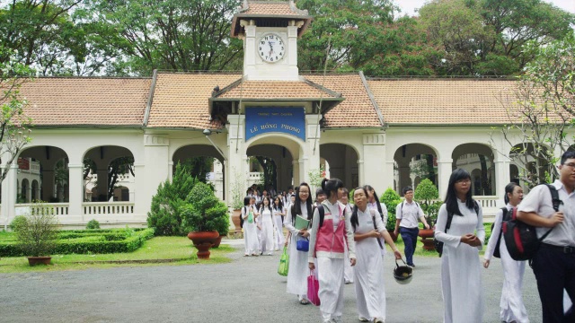 学生离开学校去吃午饭视频素材