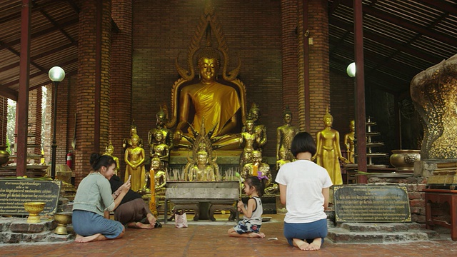 在Yai Chaimongkon寺的礼拜者视频素材