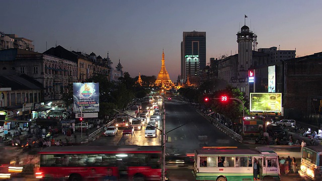 T/L WS HA晚上的街景/仰光，仰光，缅甸视频素材