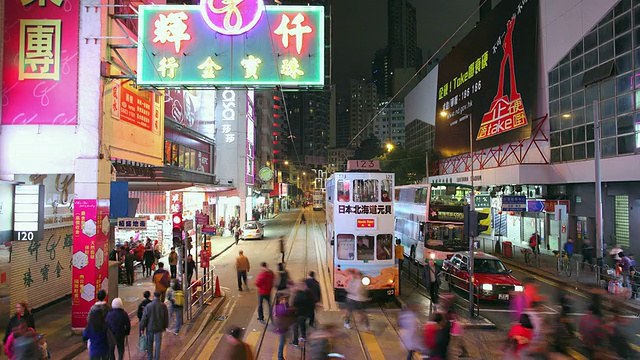 中国香港，T/L WS POV街来往有轨电车的交通情况视频素材