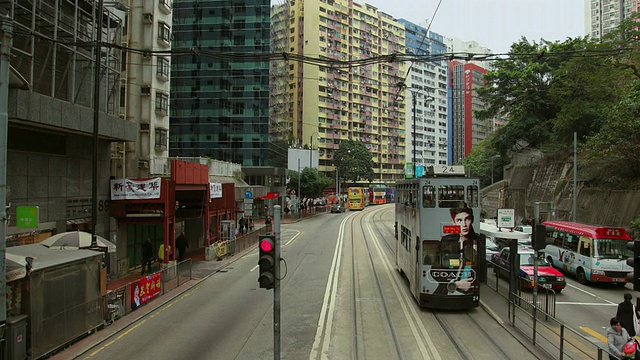 中国香港，T/L WS POV街来往有轨电车的交通情况视频素材