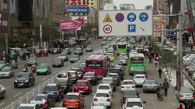 WS HA交通繁忙的街景/内蒙古呼和浩特，中国视频素材