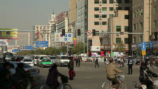 繁忙的街道交叉口/呼和浩特，中国内蒙古视频素材