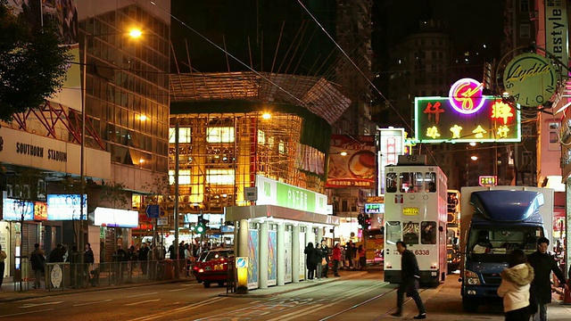 晚上繁忙的街道/中国香港视频素材