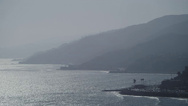 马里布山脉和海岸线，闪闪发光的蓝色海洋，朦胧的天空视频素材