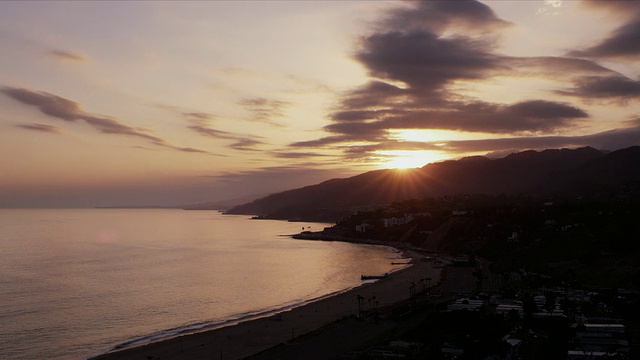 马里布山脉和海岸线，夕阳，金色的天空和几缕蓝色的云视频素材