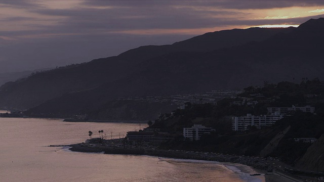 马里布海岸线和太平洋海岸公路的黄昏视频素材