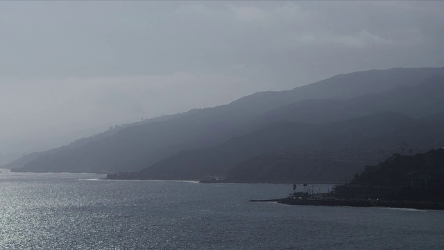 马里布山脉和海岸线，闪闪发光的蓝色海洋，朦胧的天空视频素材