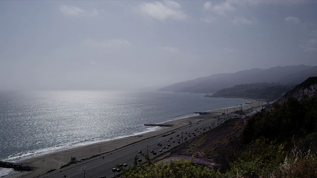 太平洋海岸高速公路和威尔罗杰斯海滩，波光粼粼的海洋，蔚蓝的天空，马里布海岸线在远处视频素材