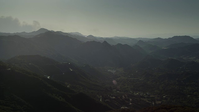 静止的画面，马里布山，烟从远处的灌木丛，火滚滚从后面的远峰视频素材