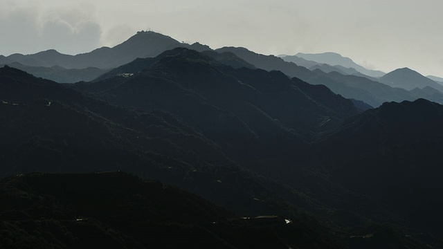 静止的画面，马里布山，烟从远处的灌木丛，火滚滚从后面的远峰视频素材