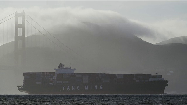 集装箱船驶入旧金山湾，背景是金门大桥北塔，雾气滚滚而来视频素材