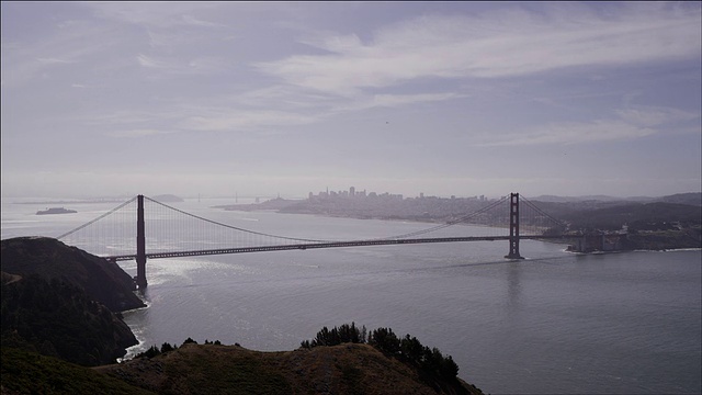 的一天。部分马林海岬和完整跨度的金门大桥在前景，旧金山在背景视频素材