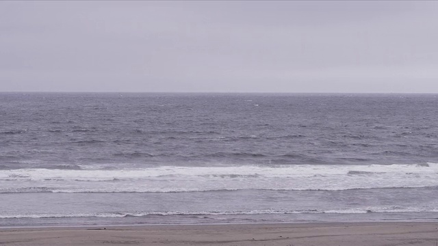 静态画面显示灰色的天空，波涛汹涌的石板蓝色的大海视频素材