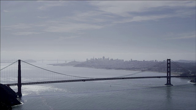 的一天。完整跨度的金门大桥在前景，旧金山在背景视频素材