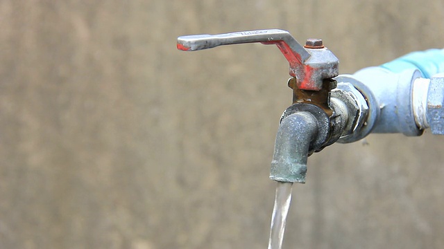 关闭室外水龙头的开关视频素材