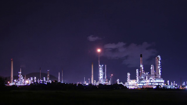 夜深炼油厂，时光流逝视频素材