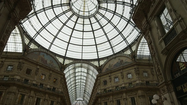 意大利米兰，Vittorio Emanuele II Galleria的天窗全景图视频素材