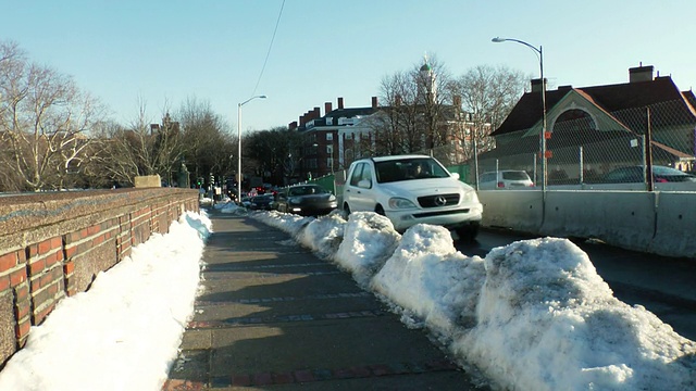 在美国马萨诸塞州波士顿市，车辆行驶在被雪覆盖的人行道上视频素材