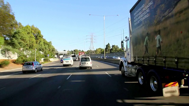 澳大利亚维多利亚州墨尔本莫纳什高速公路(Monash Freeway)穿越铁路线，加入高峰时段的交通堵塞视频素材