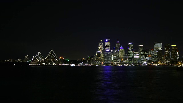 悉尼歌剧院和城市天际线的夜景，横跨水面/悉尼，新南威尔士，澳大利亚视频素材