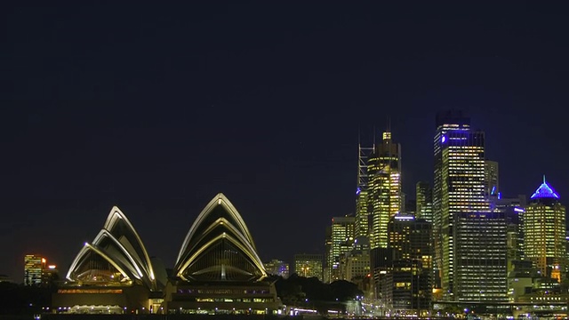 悉尼歌剧院和城市天际线的夜景，横跨水面/悉尼，新南威尔士，澳大利亚视频素材