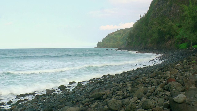 从海滩到岩石海滩，海浪拍打海岸/夏威夷，美国视频素材