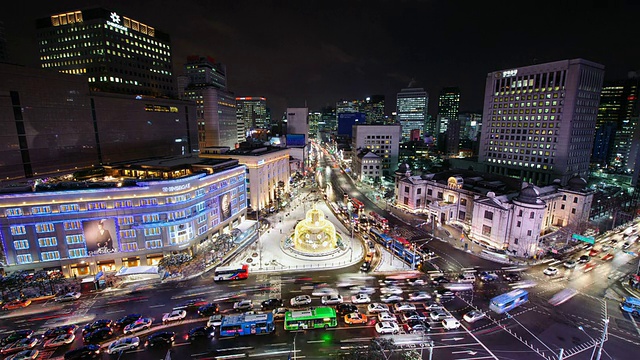 拍摄南大门市场夜景和韩国银行与明洞地区/韩国首尔视频素材