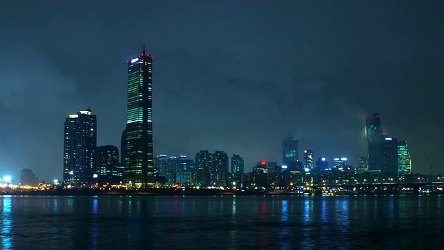 韩国首尔Yeouido商务区63号楼夜景视频素材