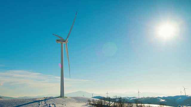 韩国江原道，平昌大墙岭，白雪覆盖的山上的风力涡轮机视频素材