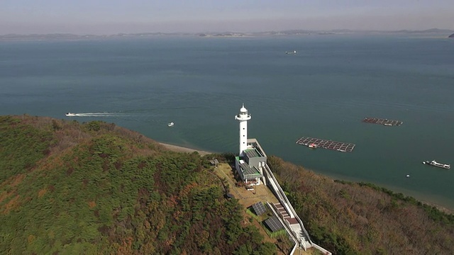 韩国京畿道华城英帕多岛灯塔的WS鸟瞰图视频素材