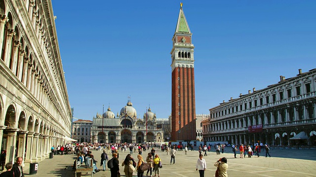 St Mark square with dome and clock tower /威尼斯威尼斯/意大利视频素材