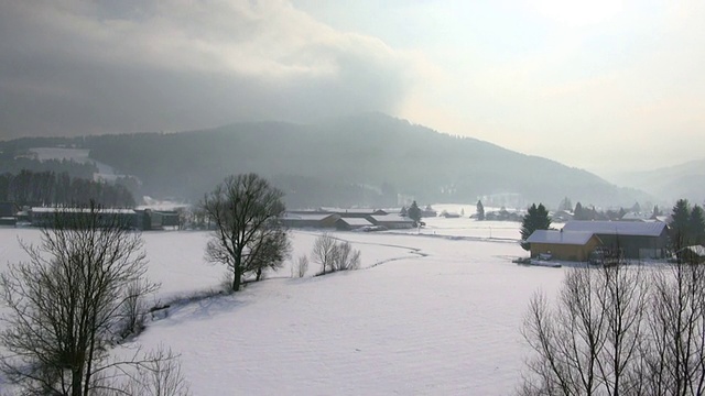 WS鸟瞰图在冬天被雪覆盖的田野/ Kochel，巴伐利亚，德国视频素材