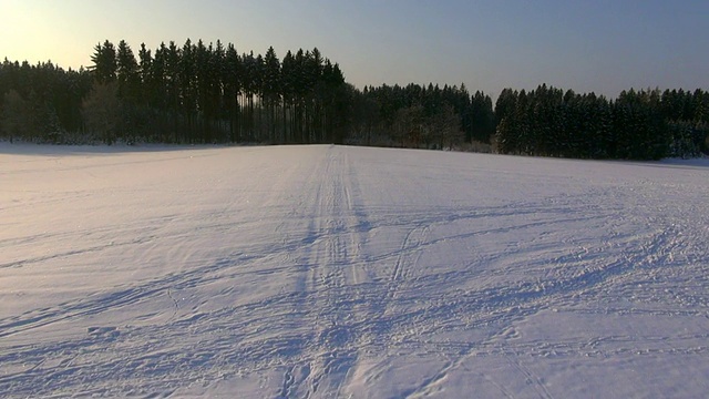 WS鸟瞰图积雪覆盖的路径通过草地在冬天/ Wolfratshausen，巴伐利亚，德国视频素材