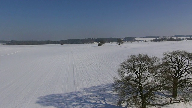 WS鸟瞰图积雪覆盖的路径通过草地在冬天/ Wolfratshausen，巴伐利亚，德国视频素材