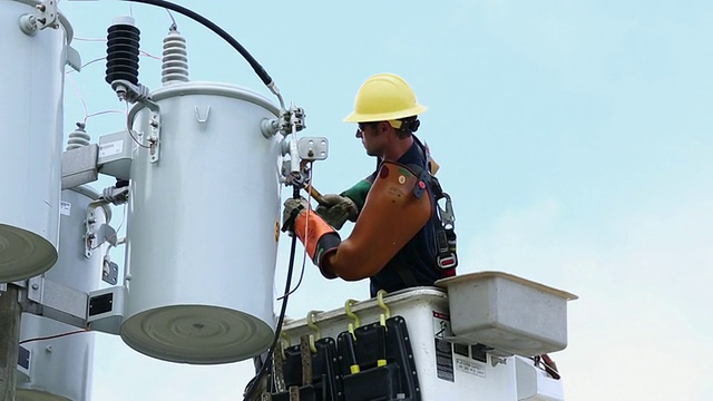 MS LA PAN Men in safety Gear将电源线连接到变压器箱/牡蛎，弗吉尼亚州，美国视频素材