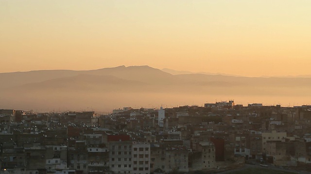 城市景观与山和鸟在天空中飞行的黄昏/卡萨布兰卡，Centro，摩洛哥视频素材