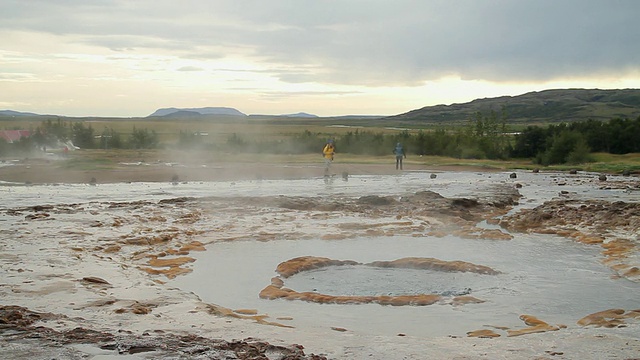 冰岛Sudhurland, Porvaldseyri喷发的strokkur间歇泉视频素材