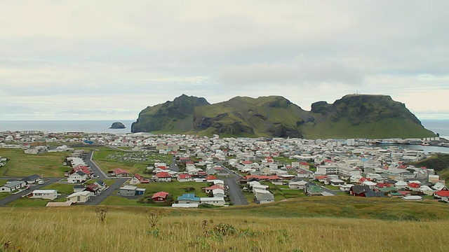 冰岛Sudhurland, Vestmannaeyjar港口山谷中的小村庄视频素材