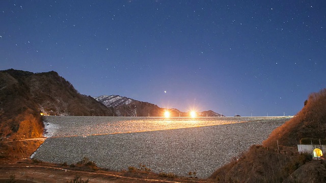 韩国江原道，平花和平大坝/ Hwacheon夜景WS T/L ZI视频素材