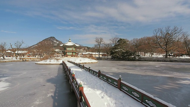 韩国首尔庆福宫香原亭的雪景视频素材