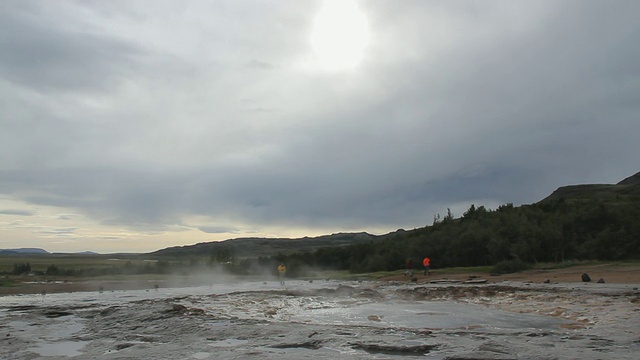 冰岛Sudhurland, Porvaldseyri喷发的strokkur间歇泉视频素材