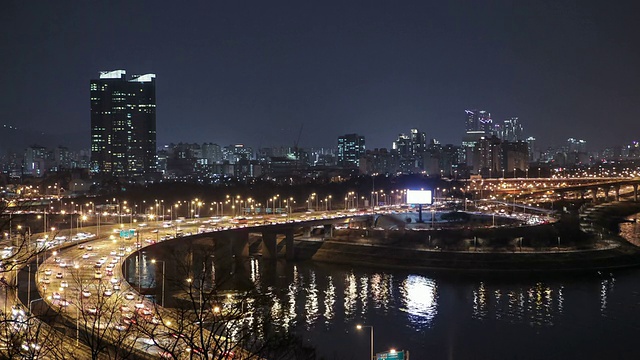 韩江/首尔江边本诺高速公路夜景WS T/L视图视频素材