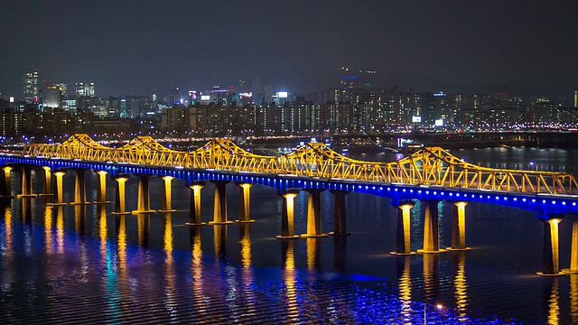 WS T/L View of Donghodaegyo Bridge in hanriver Night Scenery) /首尔，韩国视频素材