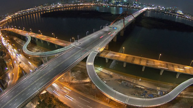 WS T/L ZO View of Traffic in Gangbyeonbungno Expressway and Seogangdaegyo bridge and Han River with Yeouido Business District / Seoul，韩国首尔视频素材