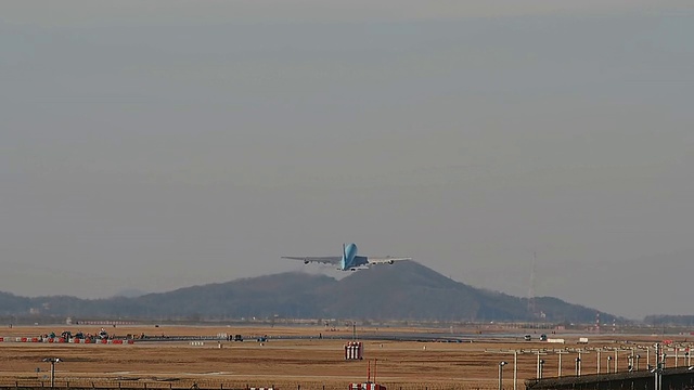 从韩国仁川国际机场起飞的飞机视频素材