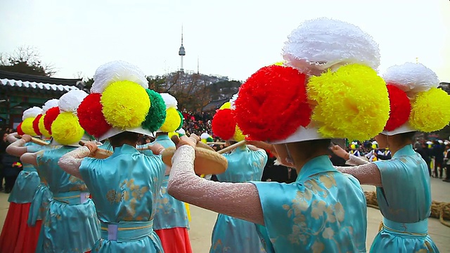 韩国传统音乐表演团体在韩国首尔南山民俗村演出的MS照片视频素材