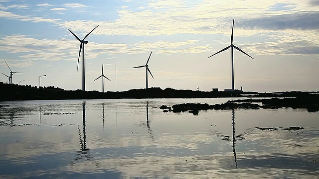 韩国济州岛西浦新昌海岸公路旁的风力发电机视频素材