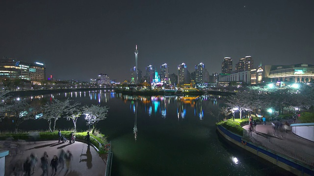 WS T/L奥特世界游乐园和石泉湖的夜景/韩国首尔视频素材