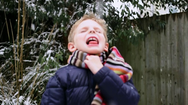 男孩在雪中玩耍视频素材